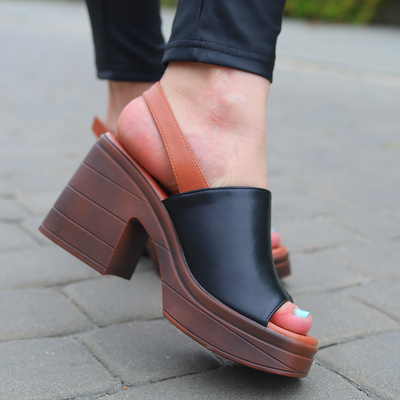 Чорні босоніжки на дерев'яній колодці з платформою Vinceza