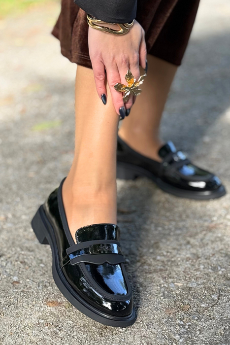 Бежеві шкіряні кросівки на перфорованій танкетці