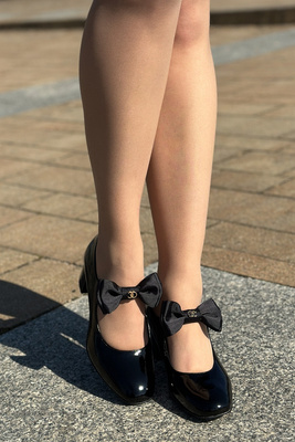 Чорні шкіряні туфлі на високих підборах з бантом