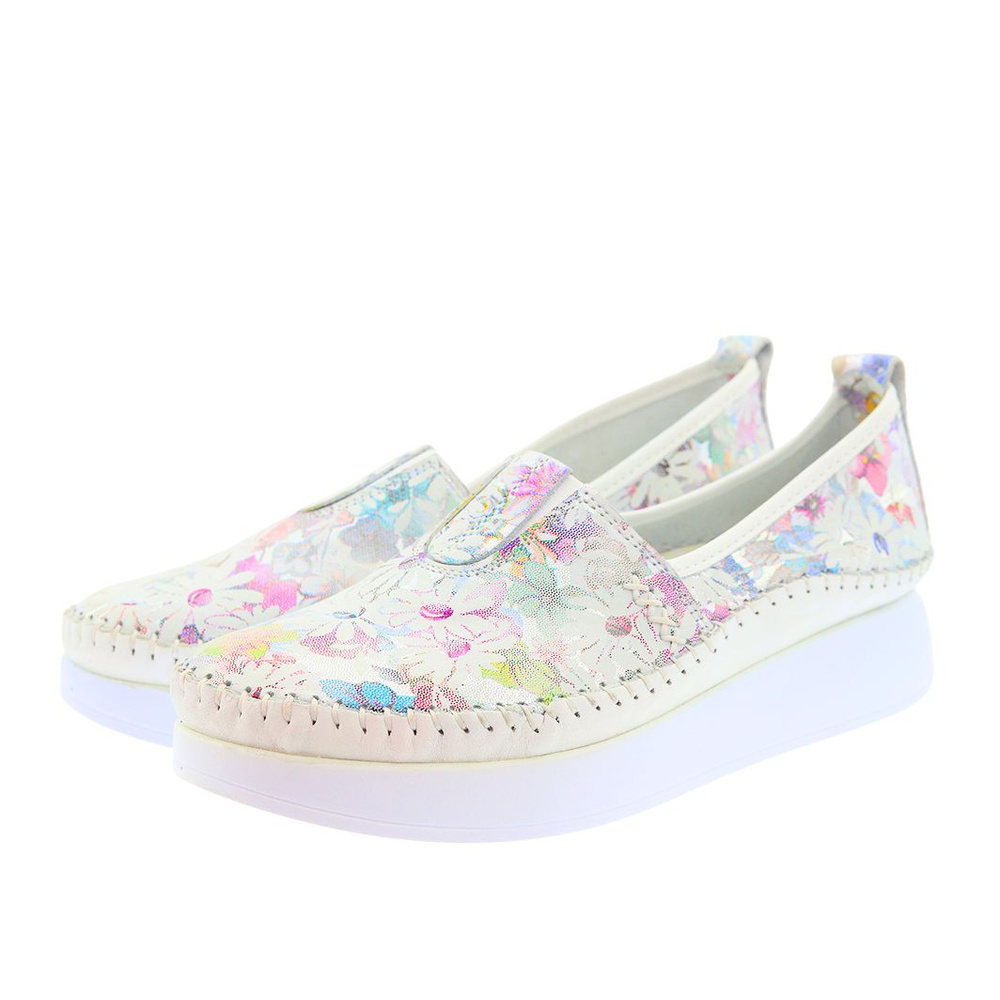 Жіночі білі шкіряні мокасини з квітковим мотивом