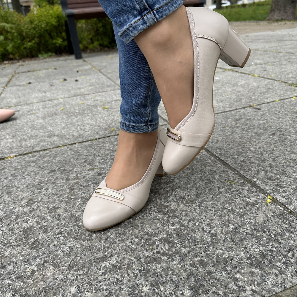 Бежеві шкіряні туфлі на високих підборах Galant