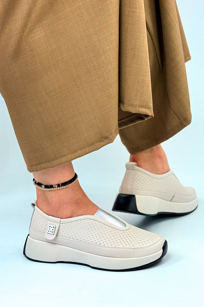 Beżowe skórzane półbuty perforowane na platformie wsuwane