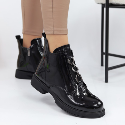 Жіночі лаковані чоботи на плоскому ходу з декором 