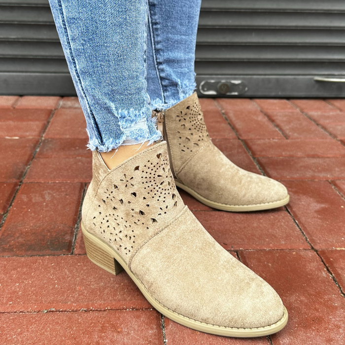 Botki wiosenne ażurowe szare M. Daszyński