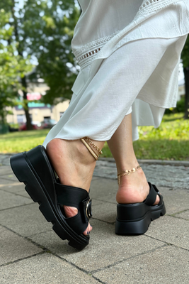 Білі шкіряні шльопанці з декором