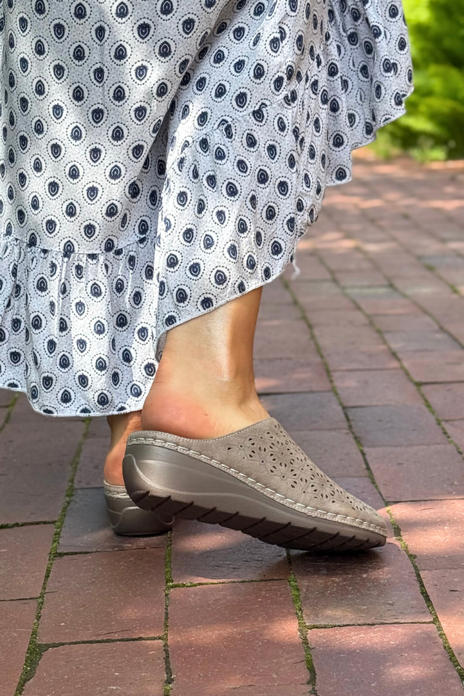 Khaki klapki damskie ażurowe kryte na koturnie 