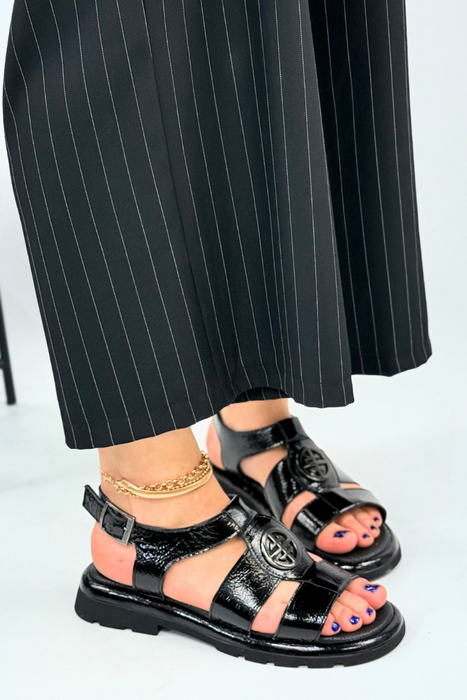 Czarne skórzane lakierowane sandały płaskie Artiker