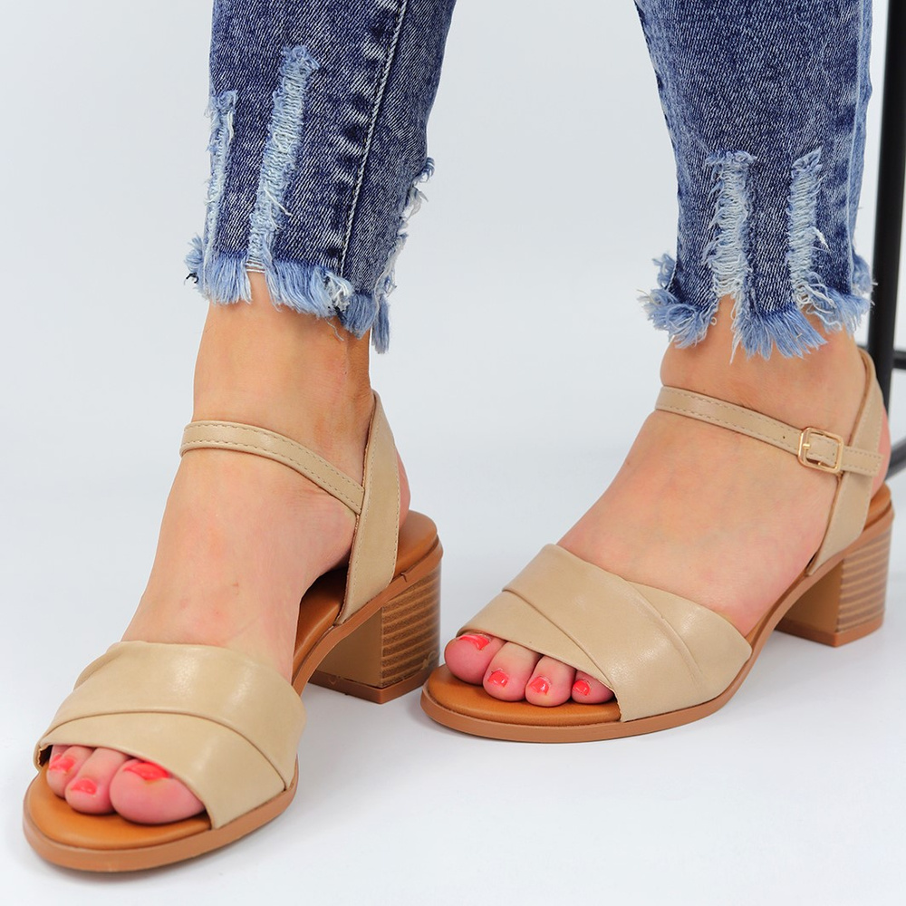 Beżowe sandały na obcasie T. Sokolski