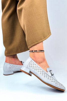 Модні сріблясті ажурні мокасини з декоративною пряжкою 