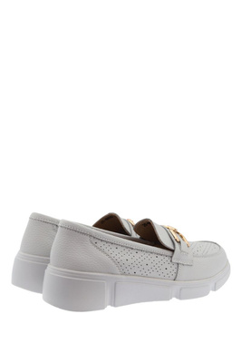 Białe mokasyny skórzane ze złotą klamerką