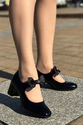 Чорні шкіряні туфлі на високих підборах з бантом