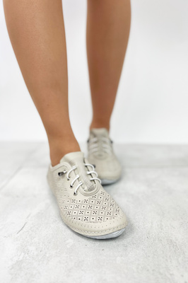 Półbuty ażurowe skórzane w kolorze beżowym