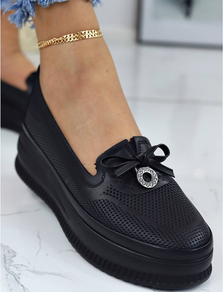 Skórzane półbuty w kolorze czarnym na koturnie Ravini