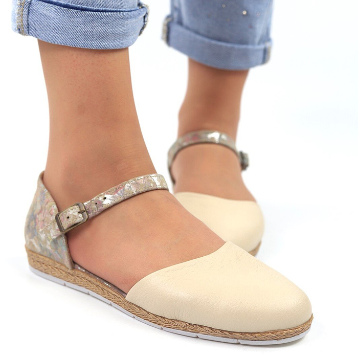 Sandały skórzane z zakrytą piętą w kwiatki beżowe z Maciejka