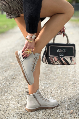 Чорні шкіряні ботильйони на блискавці та плоскій підошві