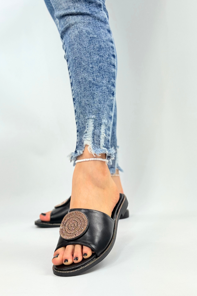 Klapki płaskie czarne z ozdobą w cyrkonie Filippo