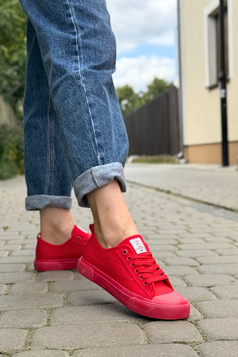Stylowe czerwone trampki damskie płaskie Cross Jeans