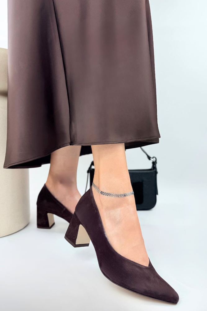 Czółenka skórzane welurowe na słupku brązowe 