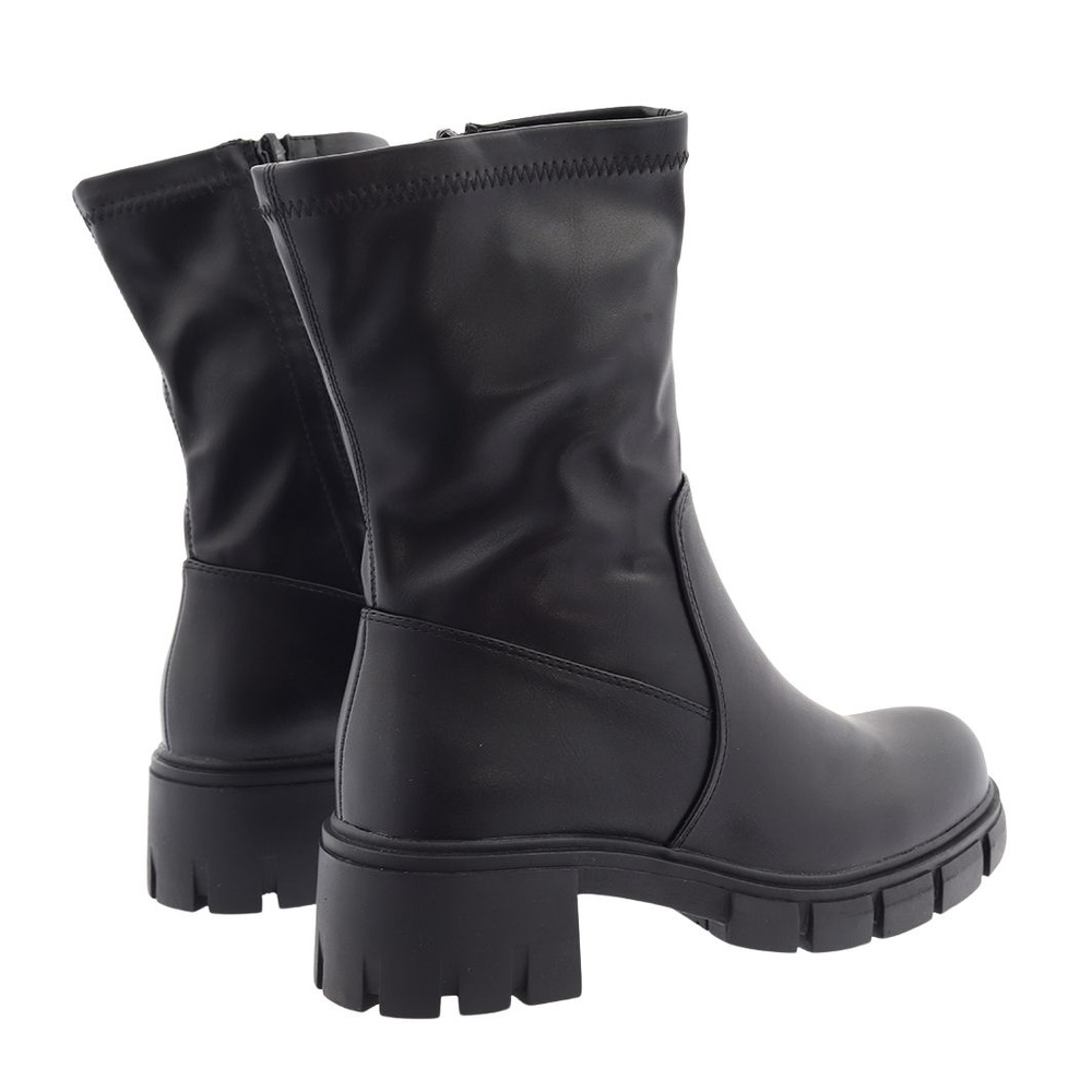Czarne wysokie botki na klocku z platformą