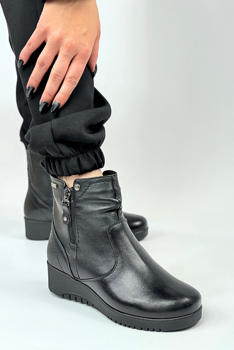 Чорні шкіряні ботильйони на польській блискавці
