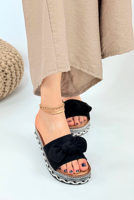 Stylowe czarne klapki zamszowe z kokardą