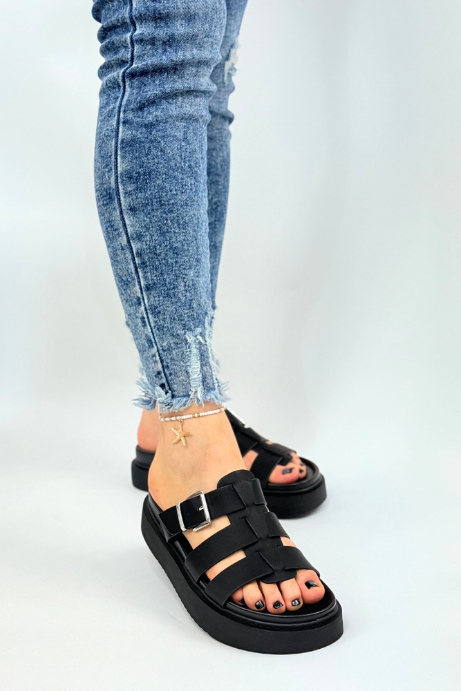 Czarne klapki z paskami na platformie Tamaris