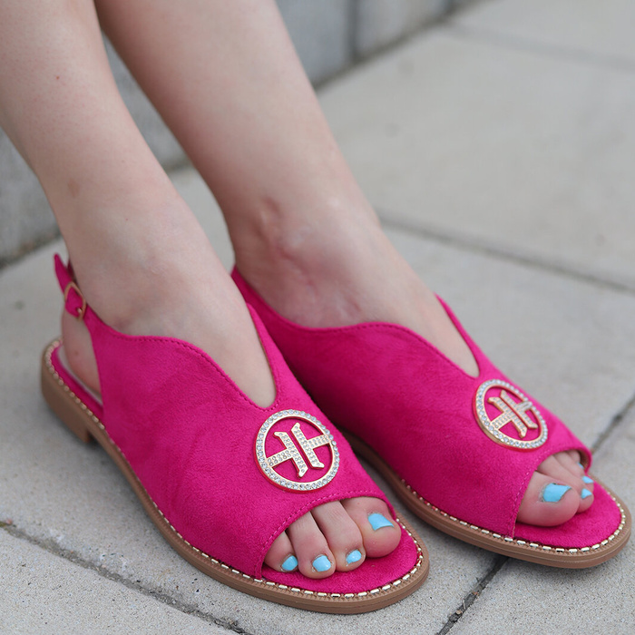 Замшеві босоніжки з брошкою кольору фуксії від S.Barski