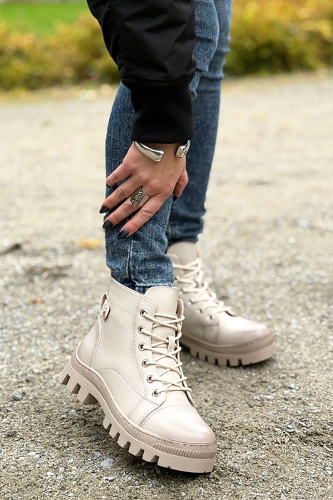 Чорні жіночі ботильйони на шнурівці