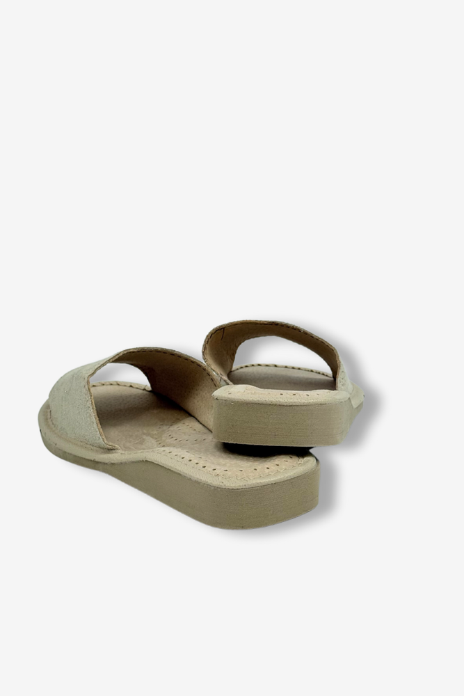 Шкіряні шльопанці саморобні з вишивкою квітів