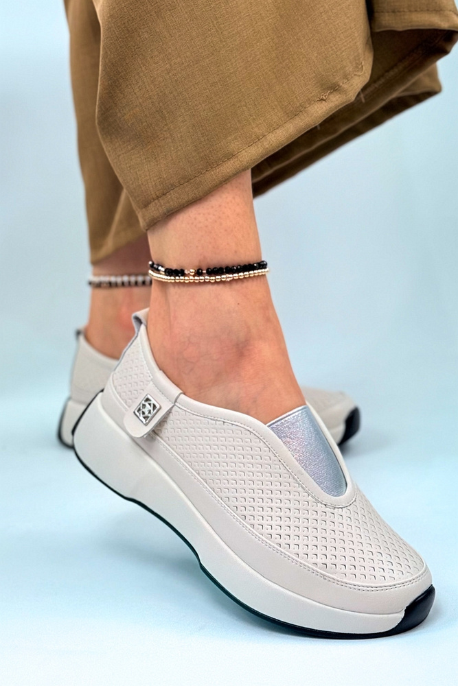 Beżowe skórzane półbuty perforowane na platformie wsuwane