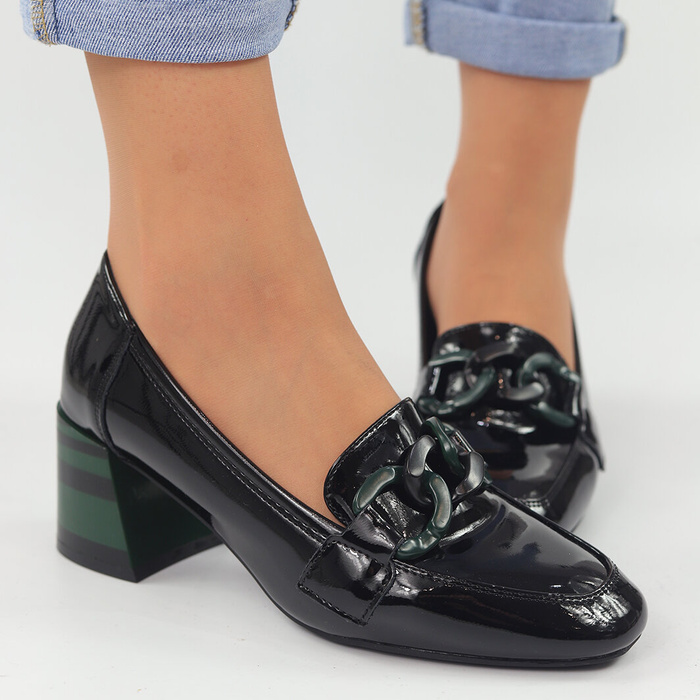Чорні лаковані туфлі на декоративному каблуці Vinceza