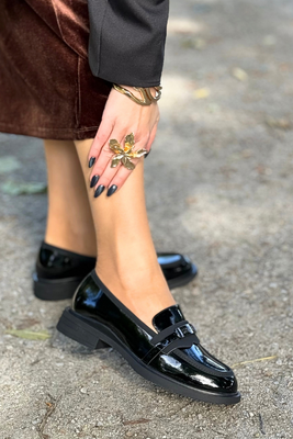 Бежеві шкіряні кросівки на перфорованій танкетці