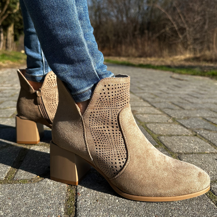 Весняні бежеві замшеві ботильйони з колодкою M. Daszyński