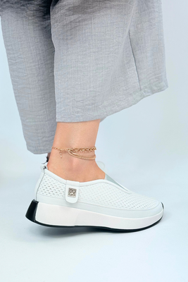 Białe półbuty skórzane perforowane wsuwane z gumką