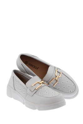 Białe mokasyny skórzane ze złotą klamerką