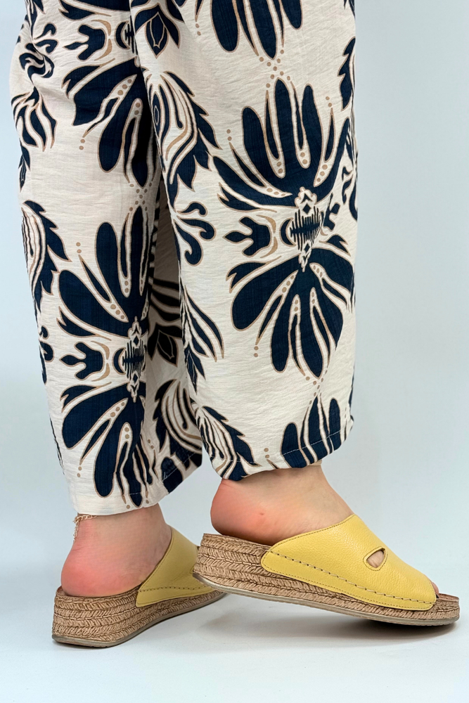 Бежеві поролонові шльопанці з аплікаціями