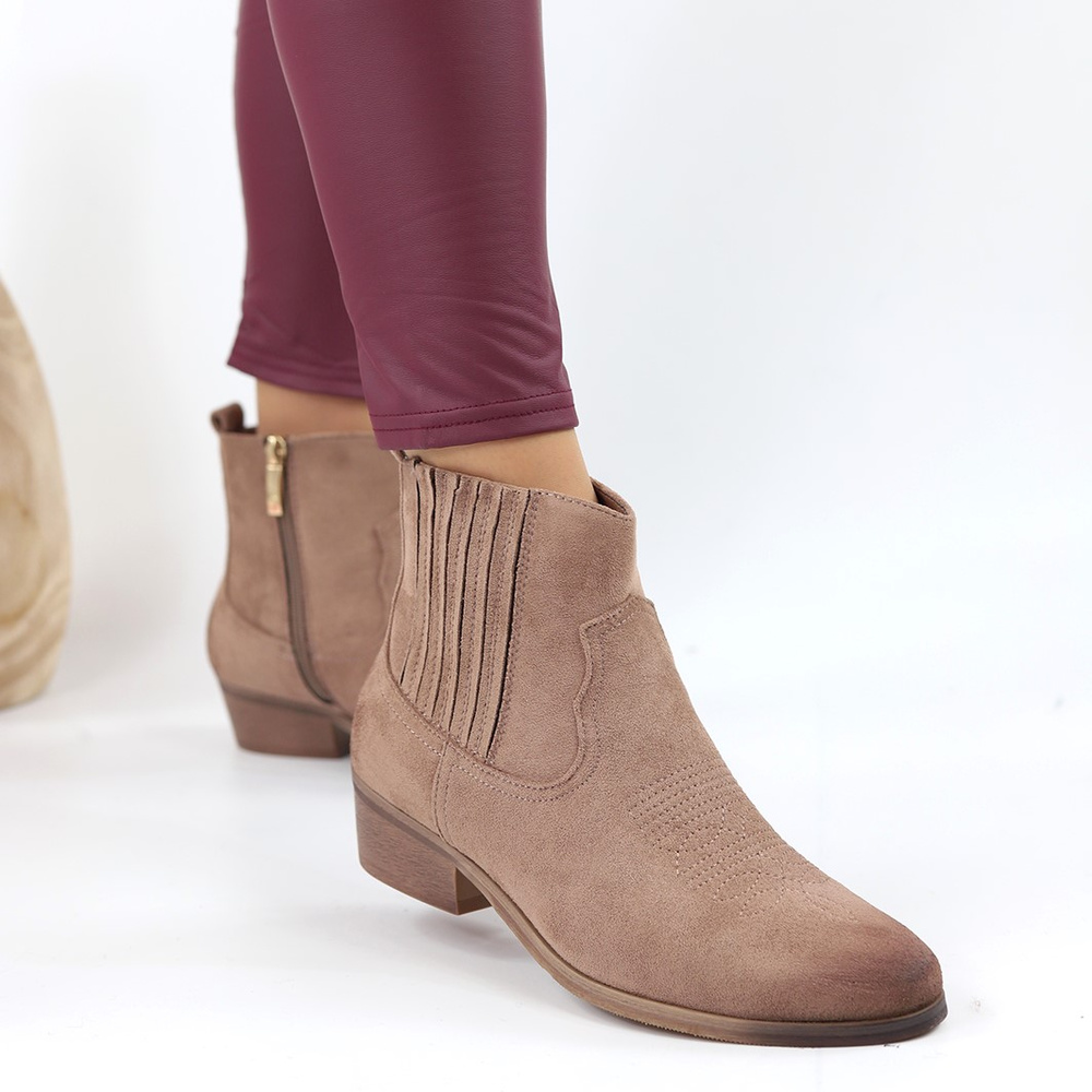 Коричневі замшеві ботильйони на низькому каблуці 