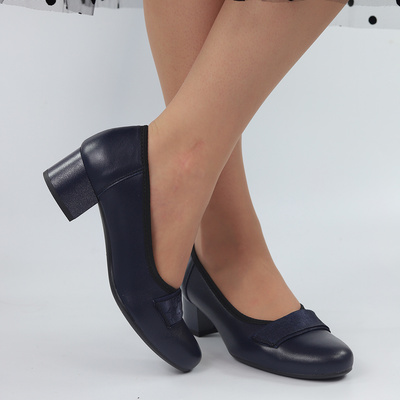 Темно-сині шкіряні туфлі на низькому каблуці Galant