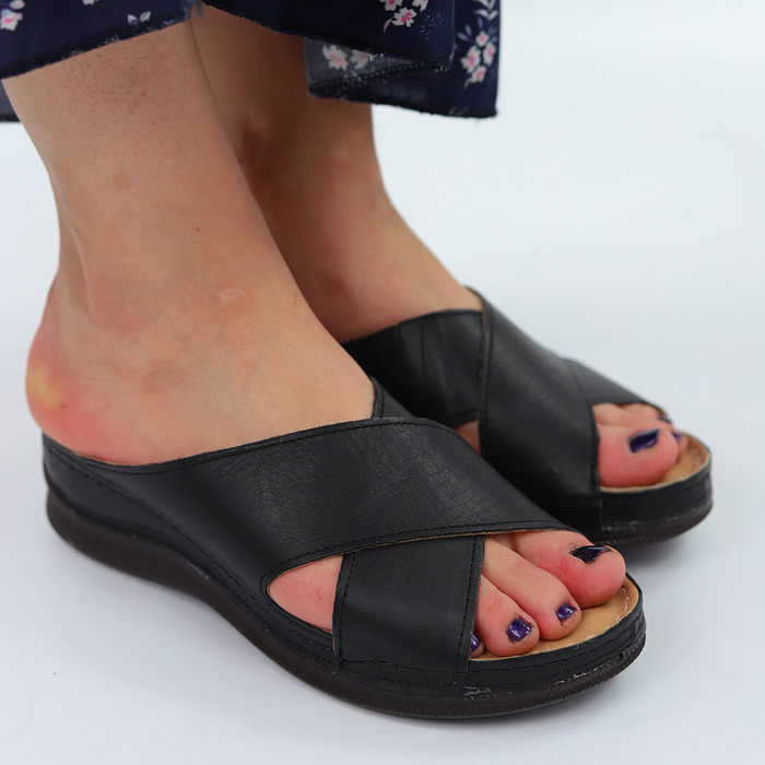 Klapki skórzane czarne na niskim koturnie T. Sokolski