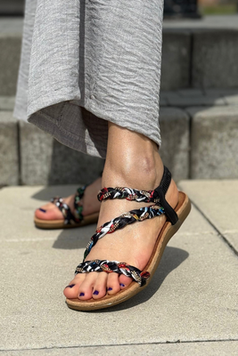 Czarne sandały plecione płaskie na gumce Artiker