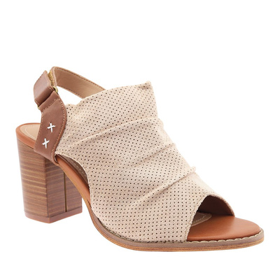 Sandały beżowe z perforowaną cholewką na słupku