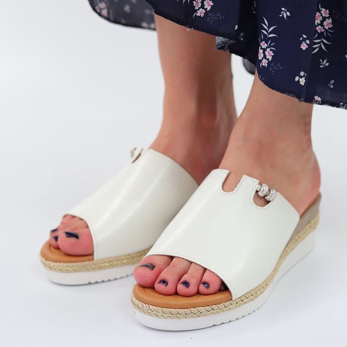 Білі мюлі на танкетці від Потоцького