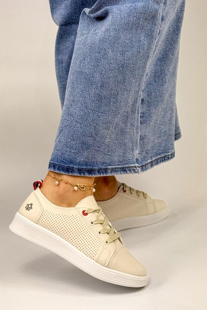 Бежеві перфоровані спортивні туфлі на шнурівці