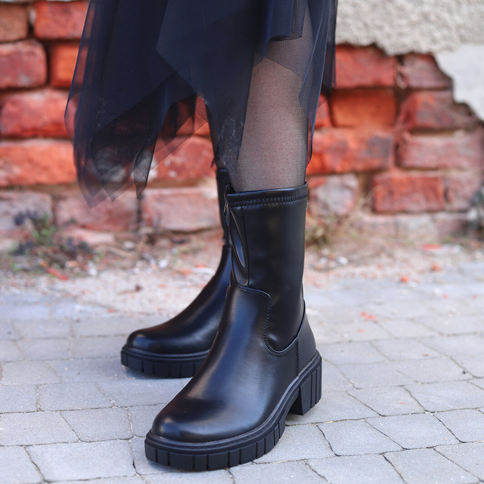 Високі чорні чоботи Т. Сокольського