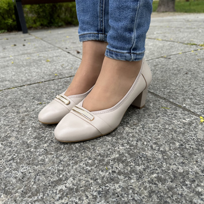 Бежеві шкіряні туфлі на високих підборах Galant