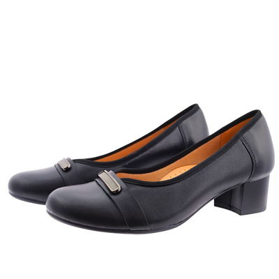 Шкіряні човники з декоративним ремінцем на низькій колодці