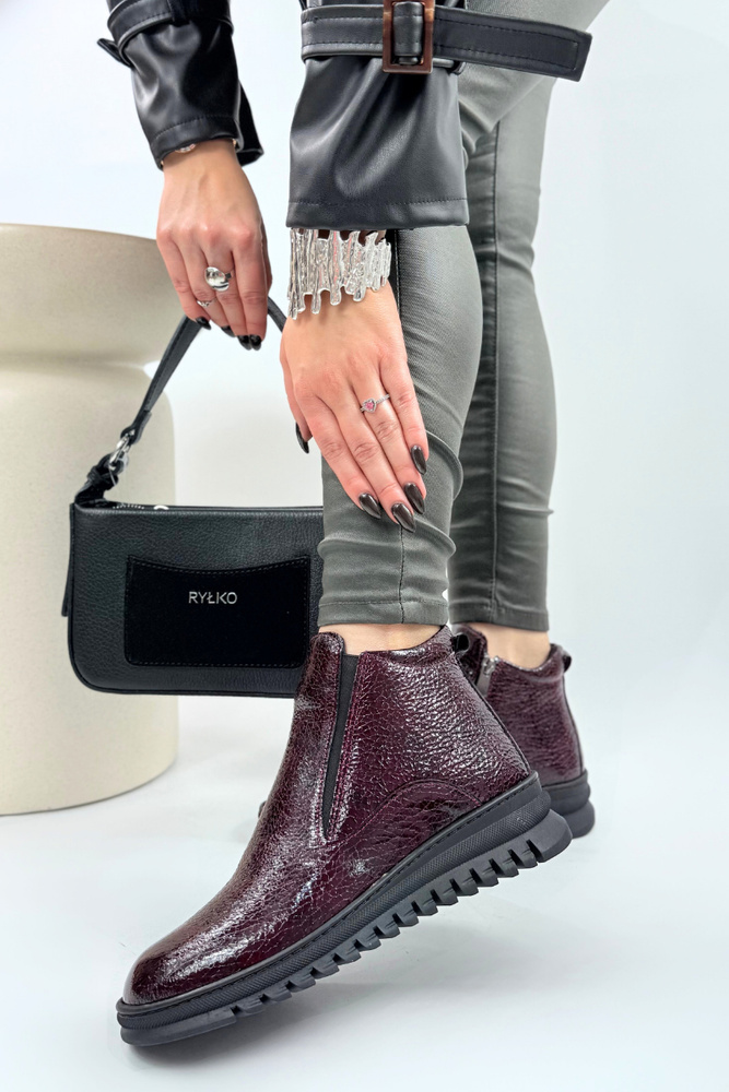 Botki damskie skórzane na koturnie z zamkiem bordowe