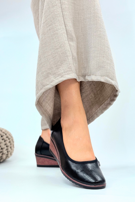 Półbuty czarne perforowane na koturnie 