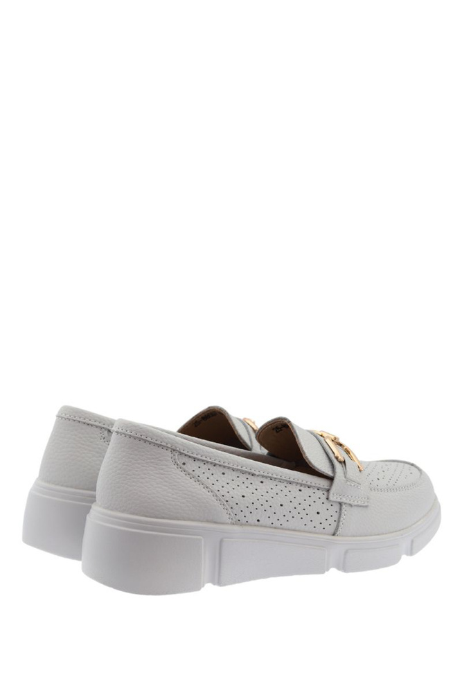 Białe mokasyny skórzane ze złotą klamerką
