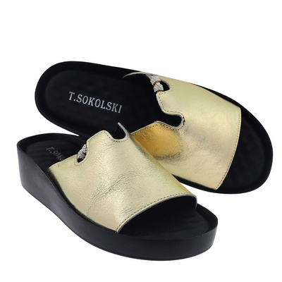 Skórzane klapki na koturnie złote T. Sokolski